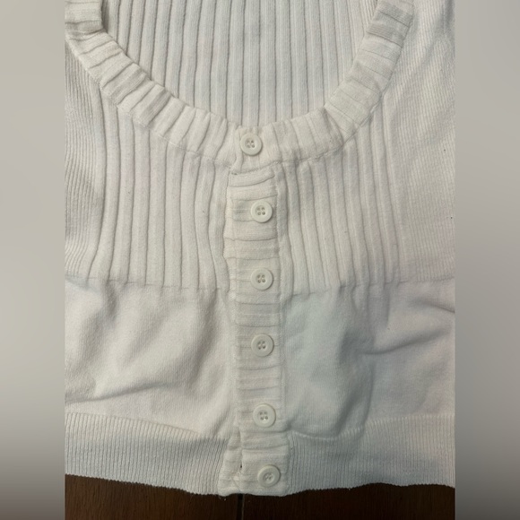 Long sleeve, short white XS white sweater with buttons. - Picture 2 of 4